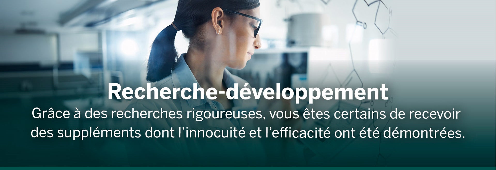 Pharmacien dans un laboratoire travaillant.